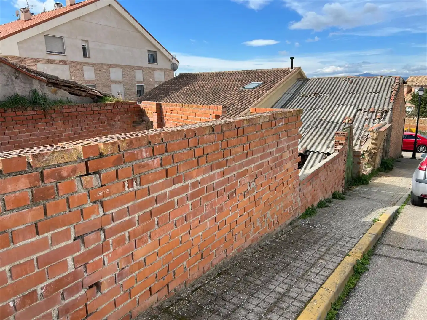 Casa adosada en venda a Calle Alta, 14, Valdepiélagos Vista exterior de Casa adosada en venda en Valdepiélagos amb Jardí privat
