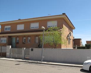 Vista exterior de Casa o xalet en venda en Camarena amb Aire condicionat, Calefacció i Jardí privat