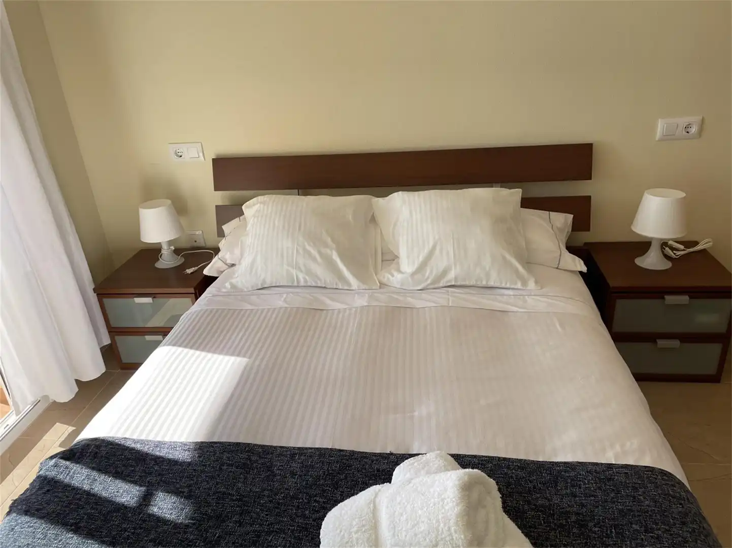 Apartament de lloguer a Calle L, 1a, Tomás Maestre Dormitori de Apartament de lloguer en La Manga del Mar Menor amb Terrassa i Balcó