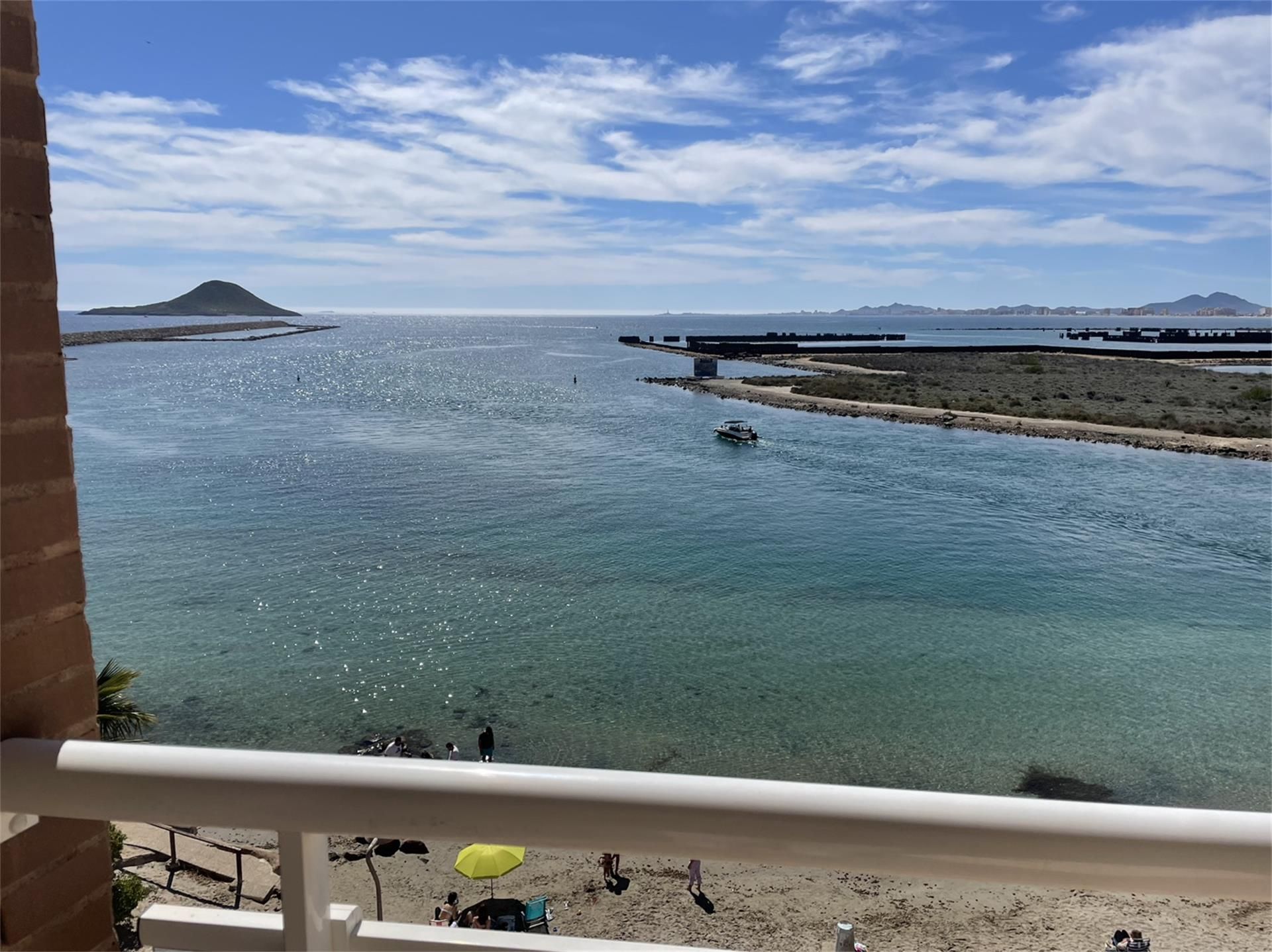 Dormitori de Apartament de lloguer en La Manga del Mar Menor amb Terrassa i Balcó