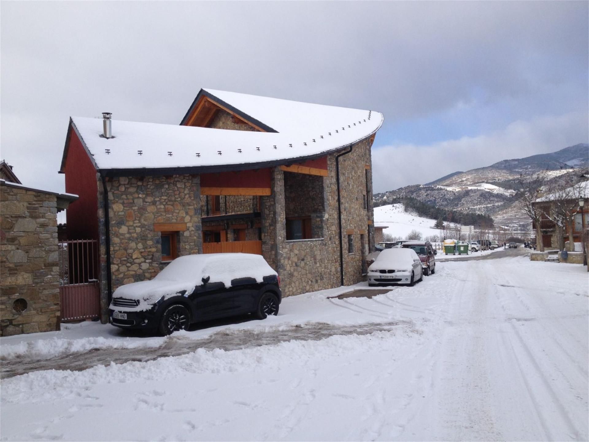 Vista exterior de Casa o chalet en venta en Bellver de Cerdanya con Calefacción, Jardín privado y Parquet