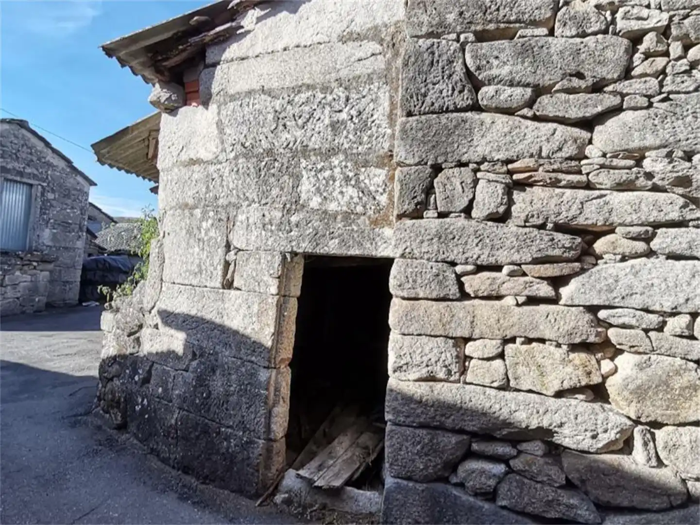 Außenansicht von Einfamilien-Reihenhaus zum Verkauf in San Cristovo de Cea
