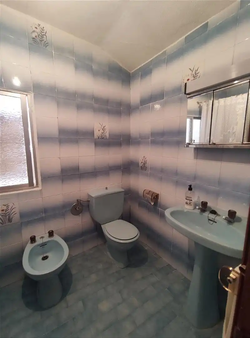 Badezimmer von Erdgeschoss zum Verkauf in Galisteo mit Abstellraum, Möbliert und Waschmaschine