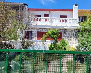 Außenansicht von Wohnung zum verkauf in Herradón de Pinares mit Terrasse und Balkon