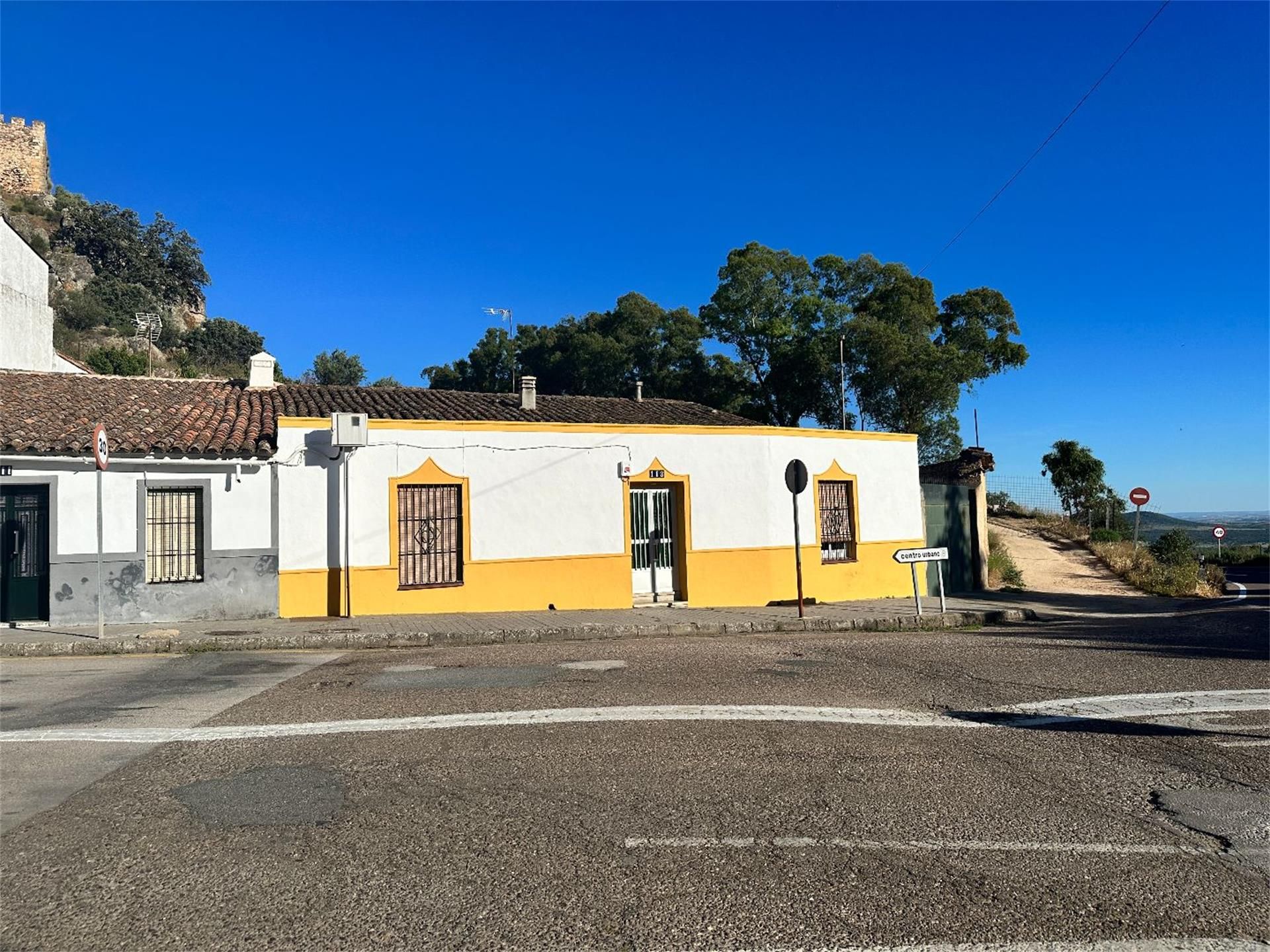 Vista exterior de Casa adosada en venda en Alburquerque amb Jardí privat