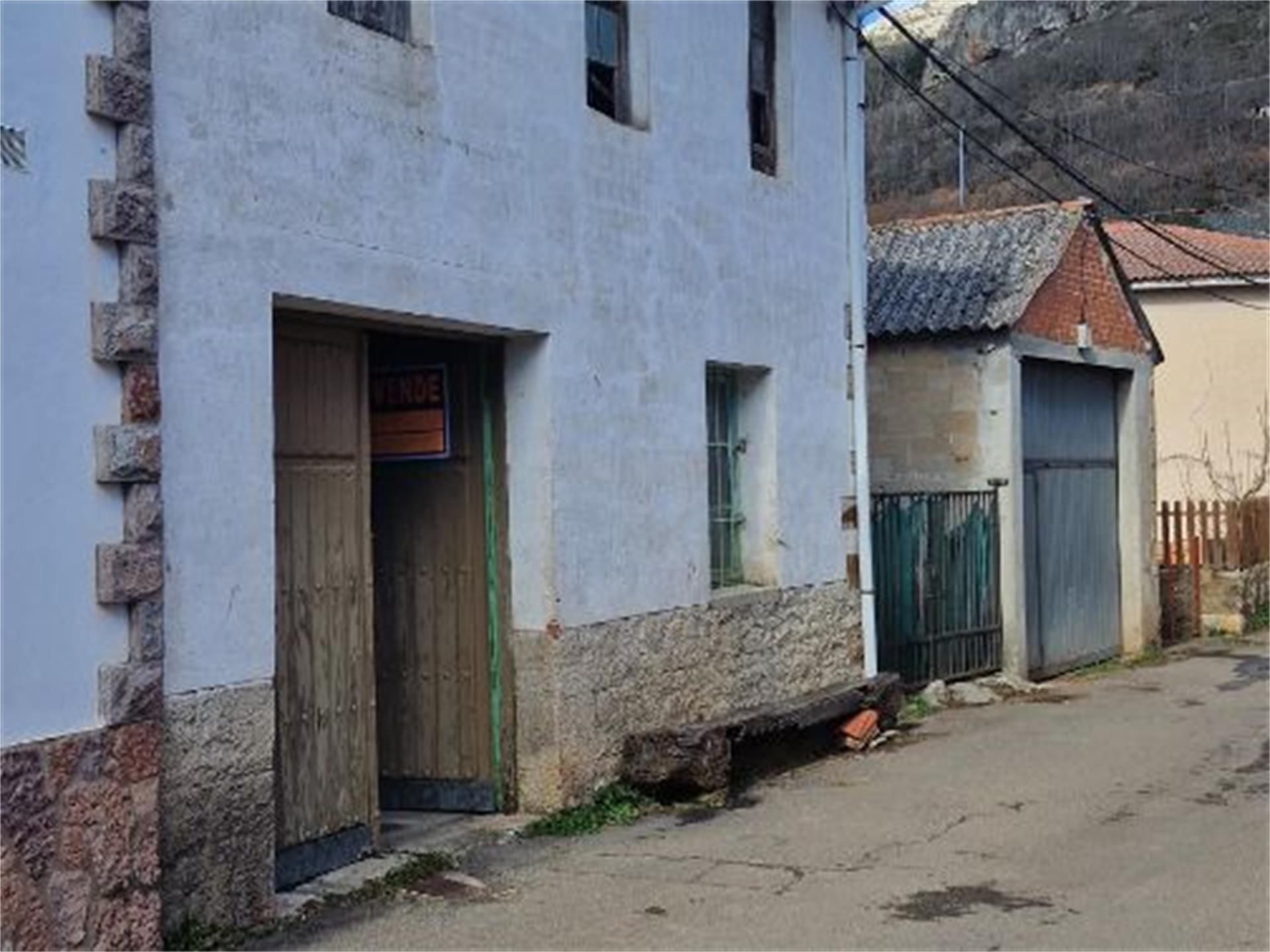 Vista exterior de Casa adosada en venda en Los Barrios de Luna 