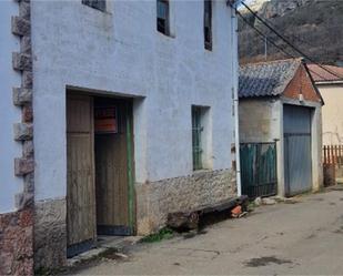 Vista exterior de Casa adosada en venda en Los Barrios de Luna 