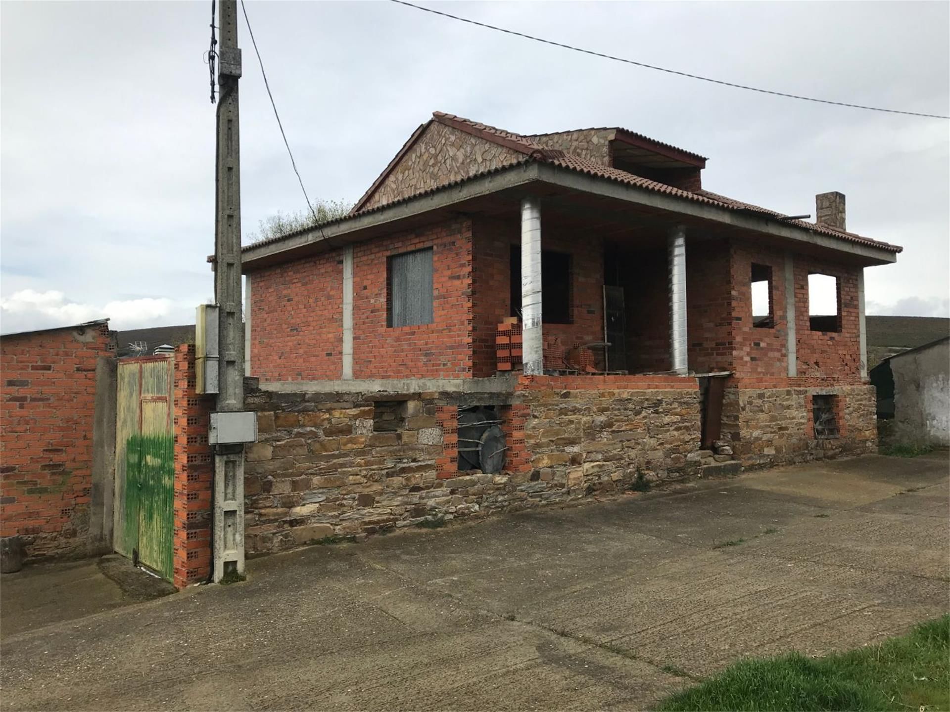 Vista exterior de Casa o xalet en venda en Gallegos del Río amb Jardí privat