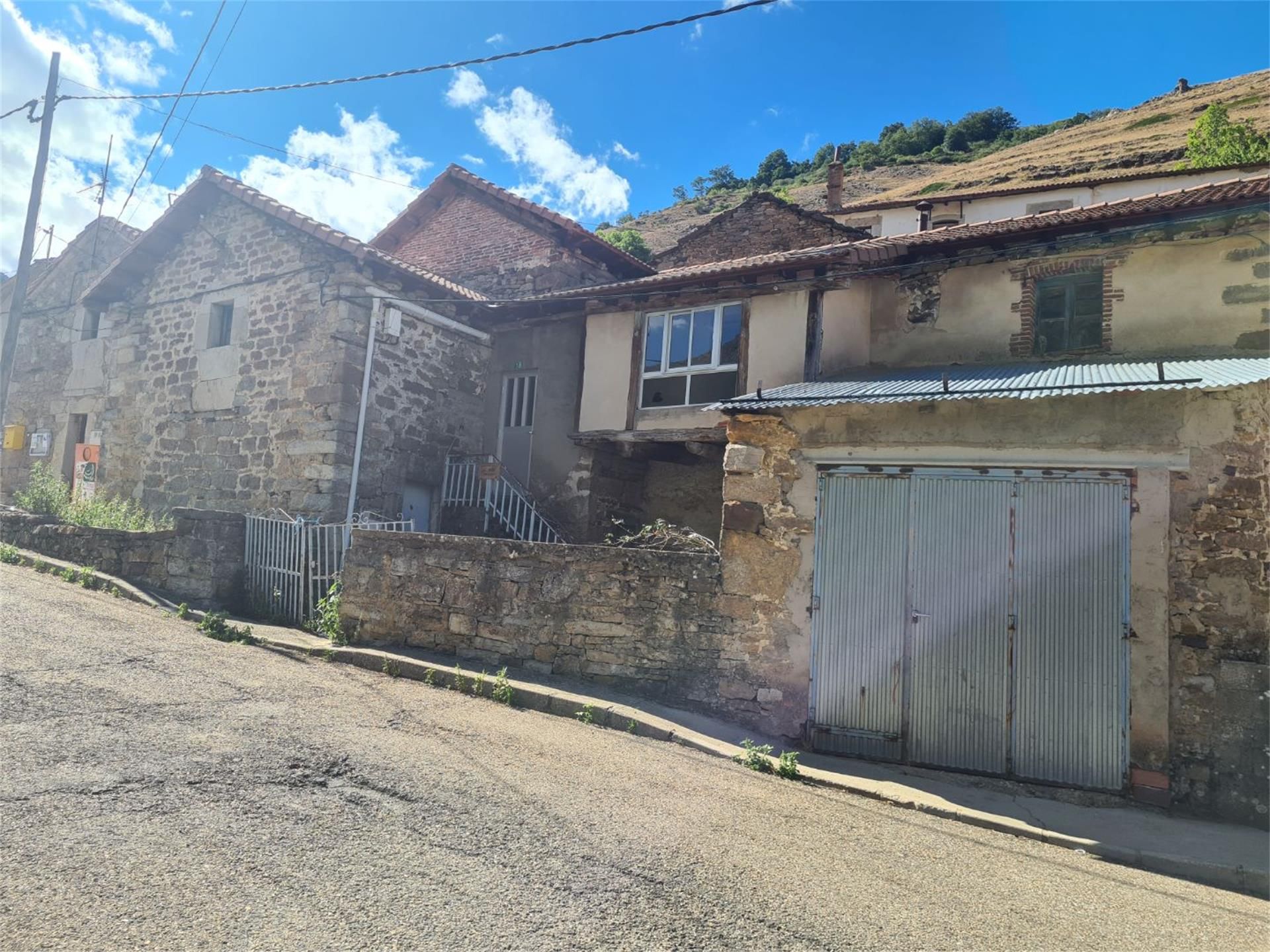 Vista exterior de Finca rústica en venda en Sena de Luna amb Traster
