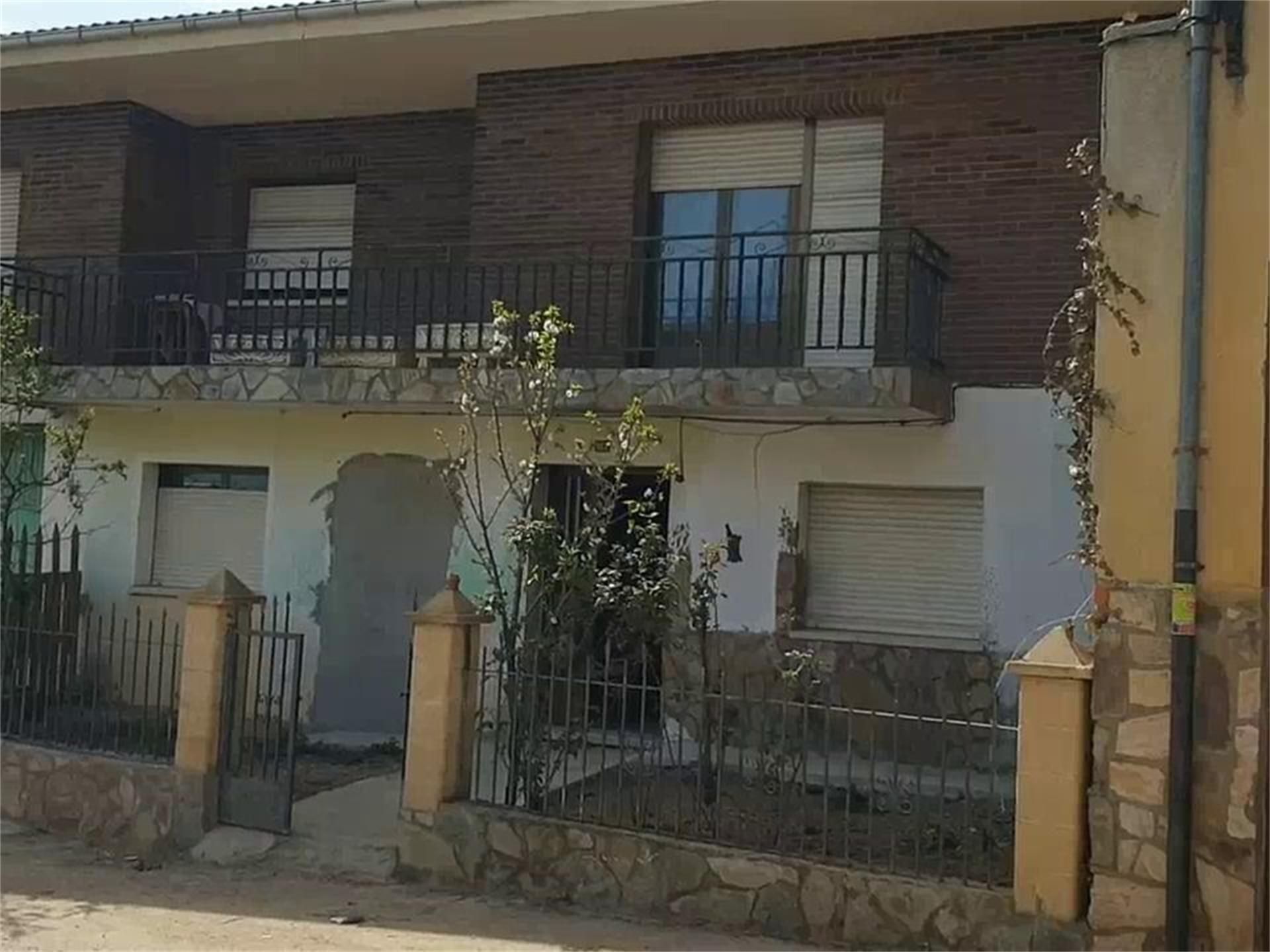 Exterior view of Single-family semi-detached for sale in Ayoó de Vidriales  with Parquet flooring, Terrace and Furnished