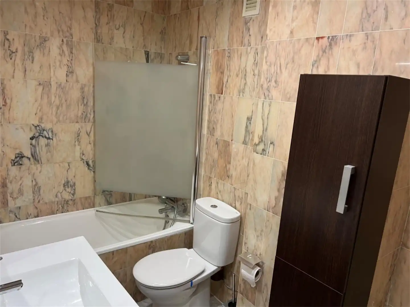 Apartamento de alquiler en Avenida Costa del Sol, 12, Laguna Beach Baño de Apartamento de alquiler en Torrox con Aire acondicionado, Terraza y Piscina