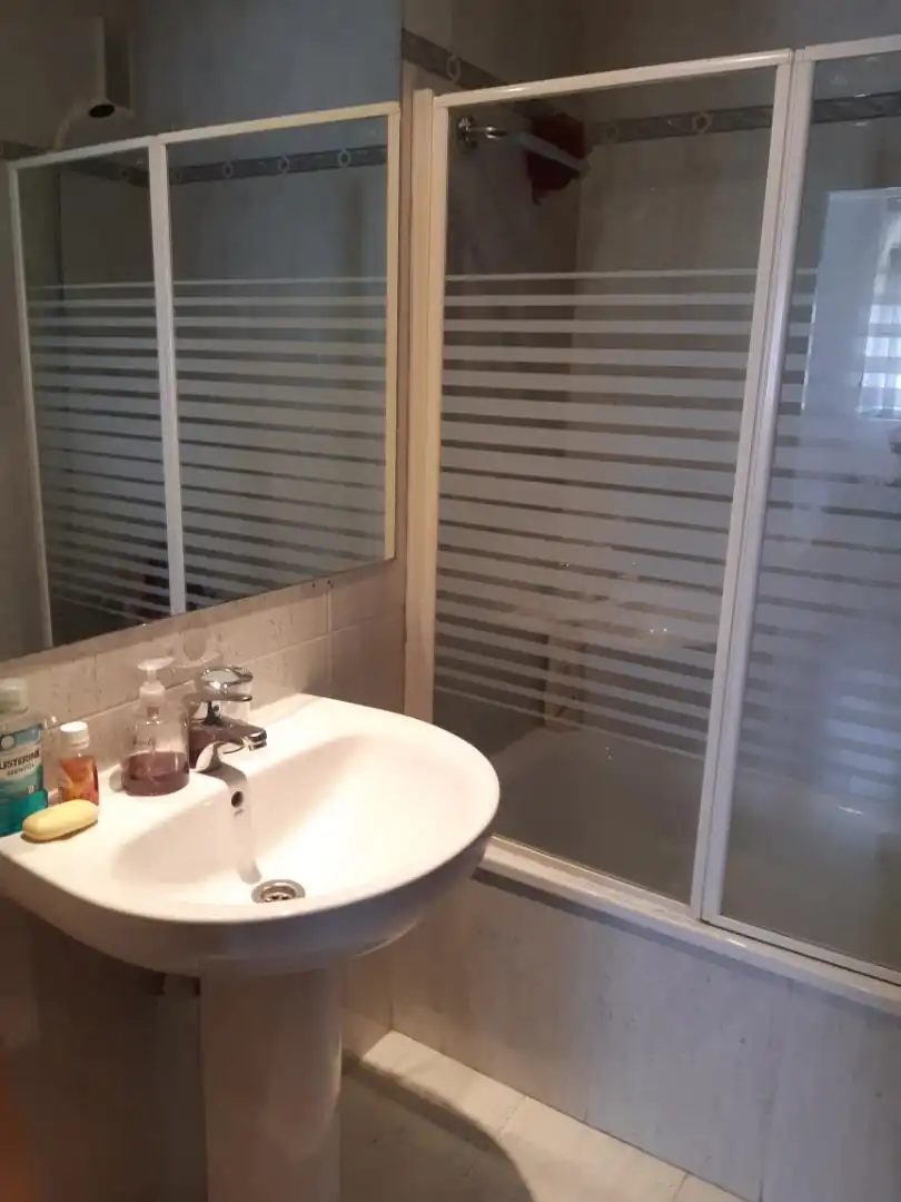 Habitació a Orcasur - 12 de Octubre Bany de Apartament per a compartir en Madrid amb Calefacció, Jardí privat i Parquet
