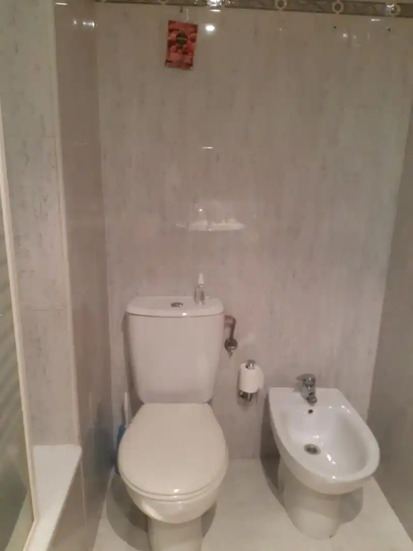 Habitació a Orcasur - 12 de Octubre Bany de Apartament per a compartir en Madrid amb Calefacció, Jardí privat i Parquet