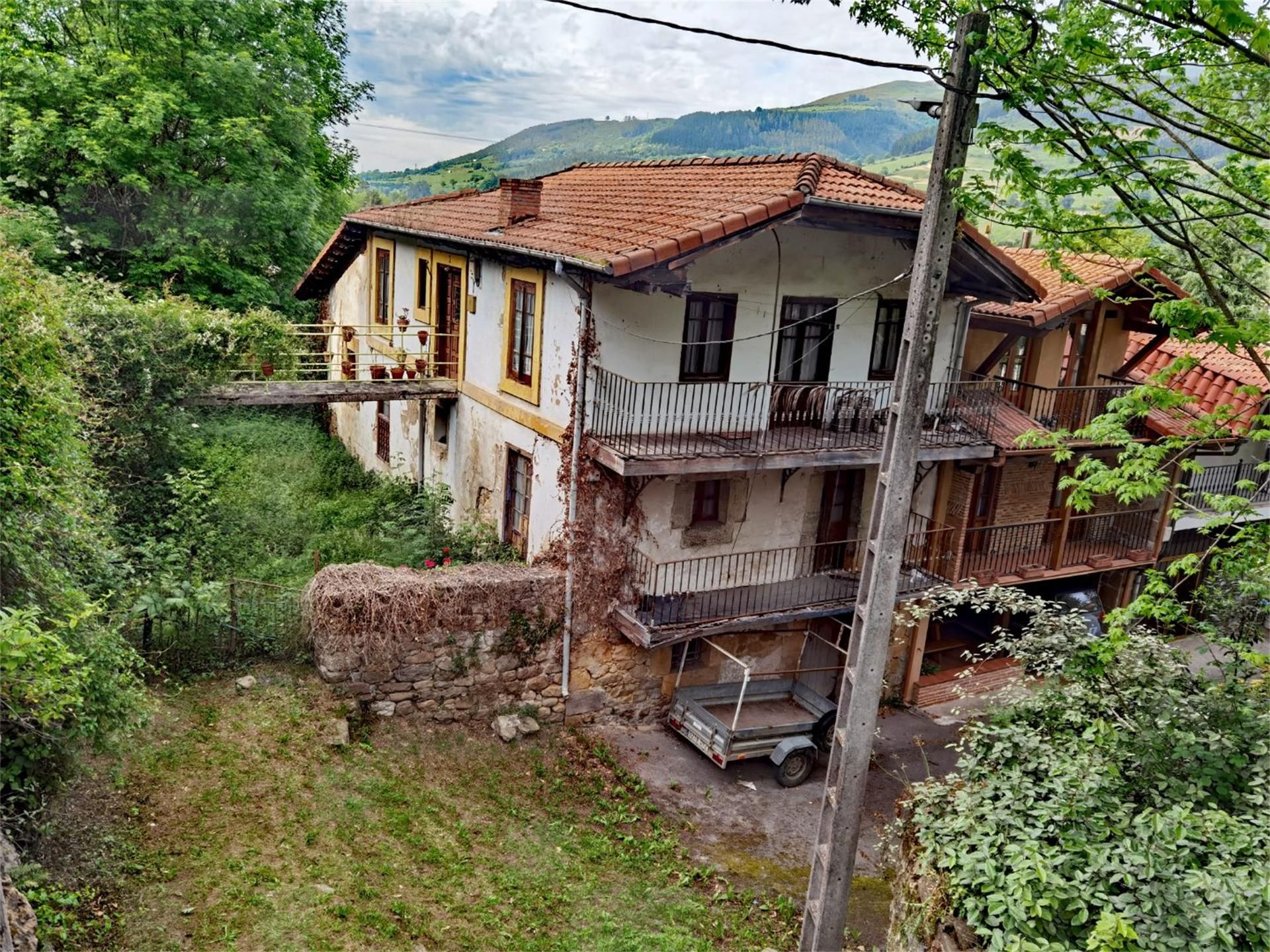 Vista exterior de Casa o xalet en venda en Corvera de Toranzo amb Balcó