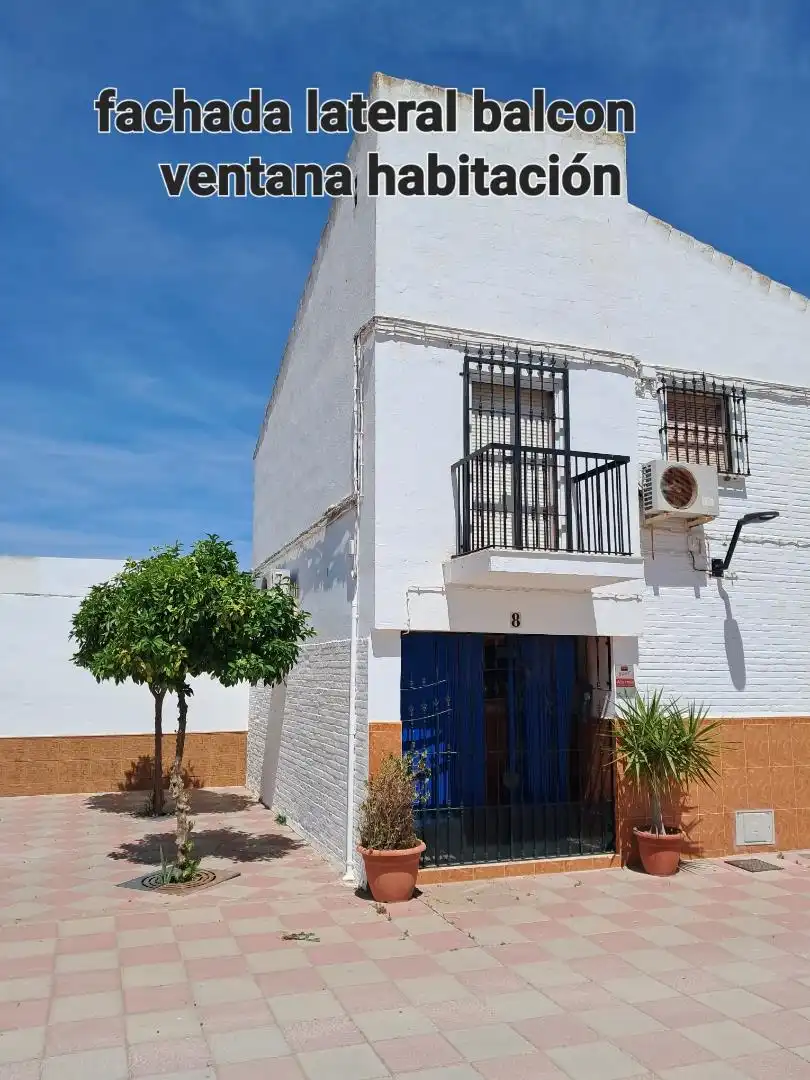 Vista exterior de Casa adosada en venta en Las Cabezas de San Juan con Aire acondicionado, Calefacción y Jardín privado