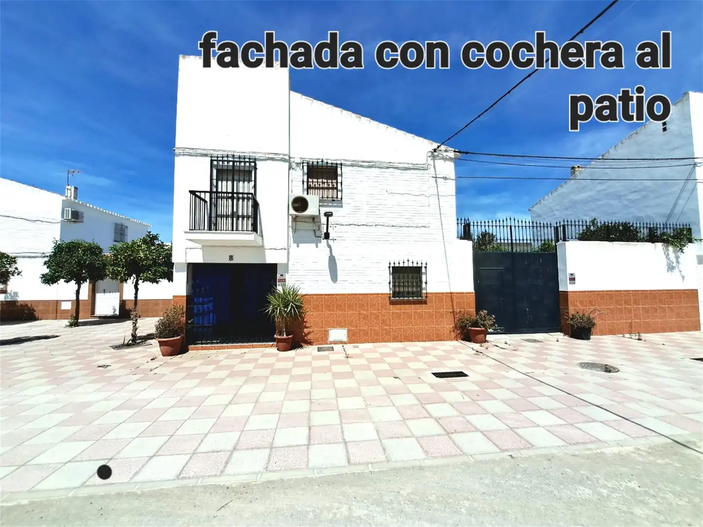 Vista exterior de Casa adosada en venta en Las Cabezas de San Juan con Aire acondicionado, Calefacción y Jardín privado