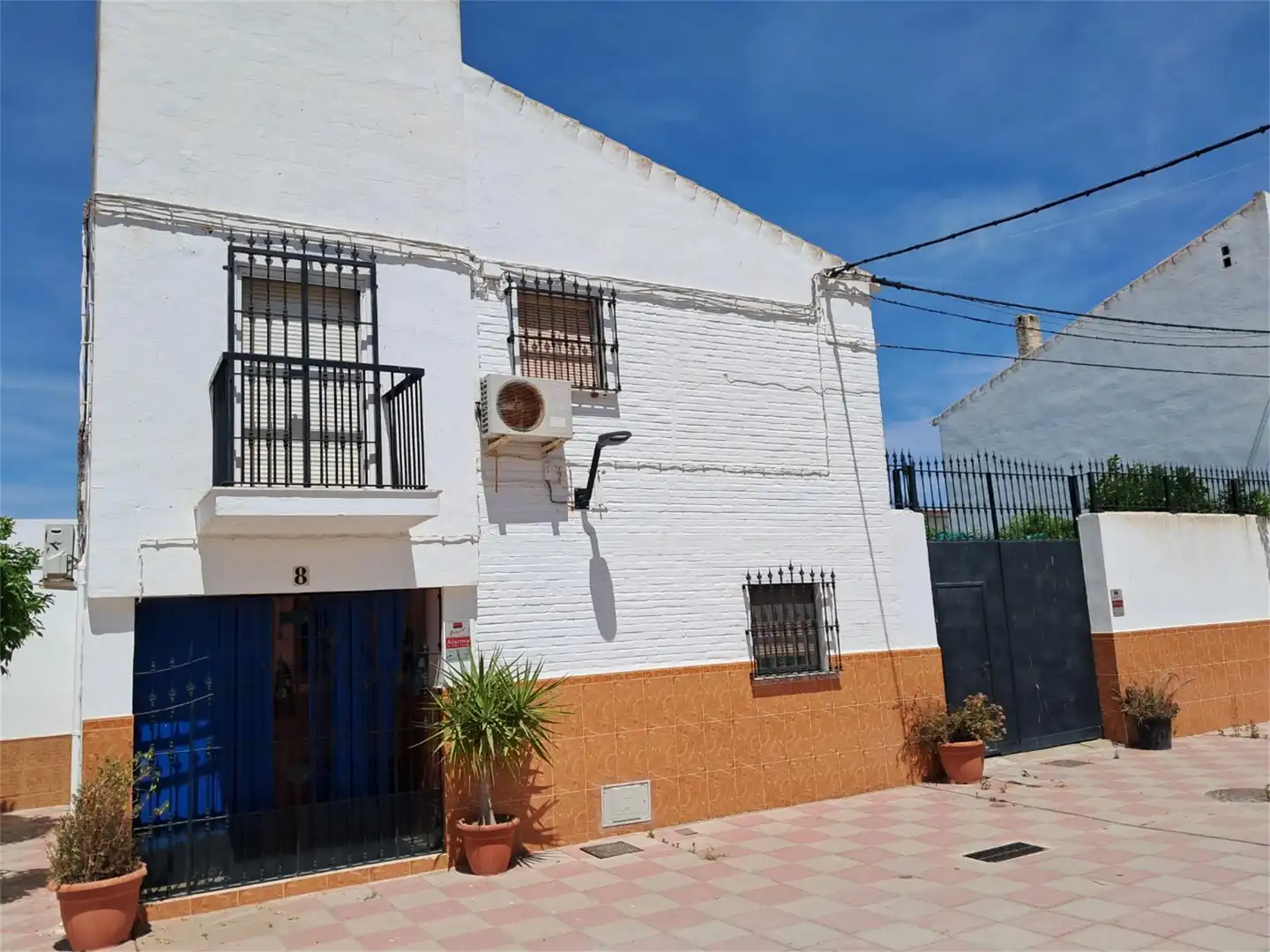 Vista exterior de Casa adosada en venta en Las Cabezas de San Juan con Aire acondicionado, Calefacción y Jardín privado