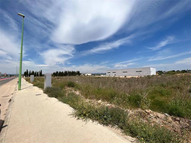 Terreno industrial en Venta en Avenida La Pobla de Vallbona, 44 en El Paraíso - Los Almendros