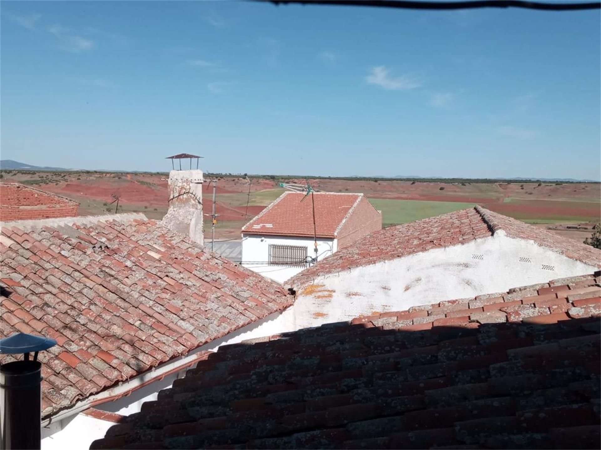 Vista exterior de Casa adosada en venda en Almedina amb Terrassa i Balcó