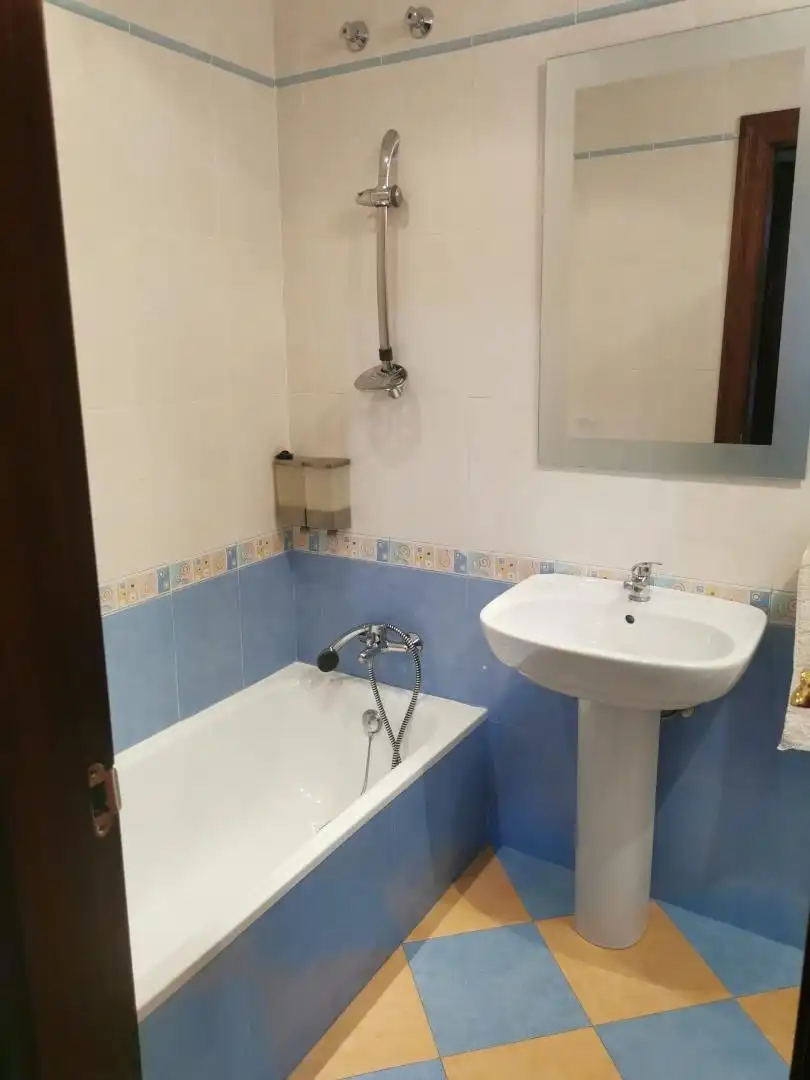 Piso de alquiler en Calle Montelirio, 10, Centro - Doña Mercedes Baño de Piso de alquiler en Dos Hermanas con Aire acondicionado, Jardín privado y Amueblado