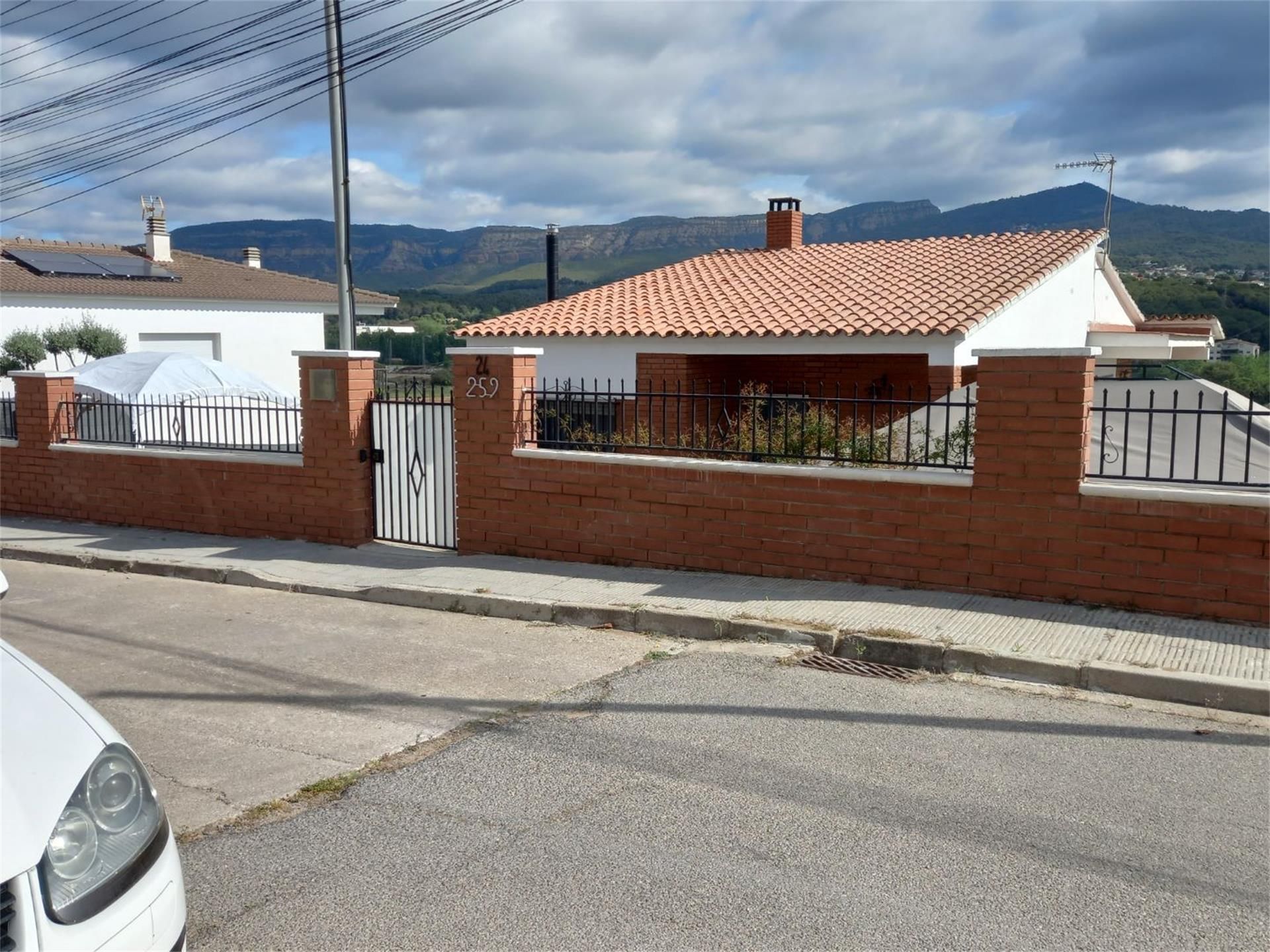 Vista exterior de Pis en venda en Bigues i Riells amb Aire condicionat, Terrassa i Piscina