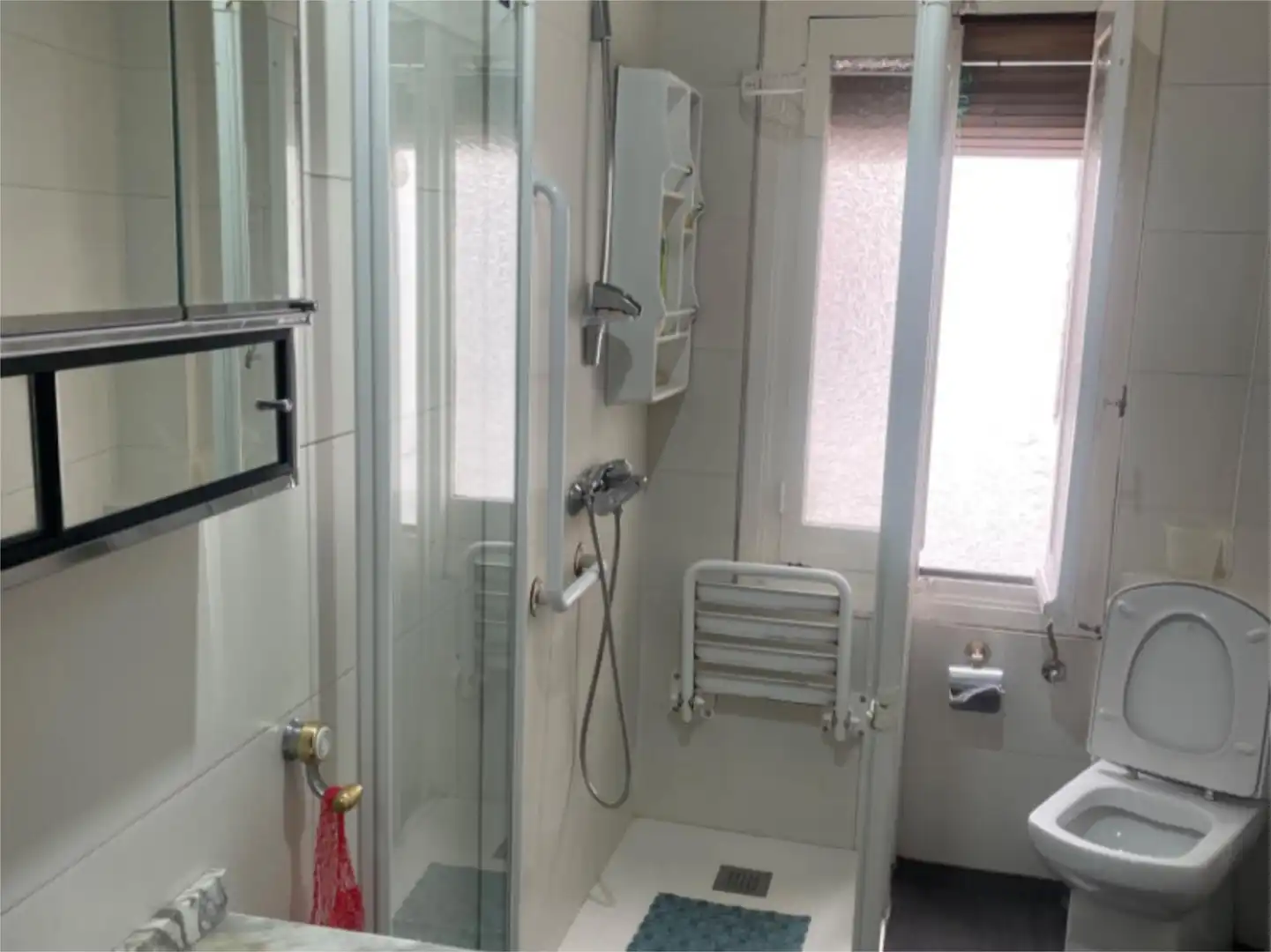 Badezimmer von Wohnung zur untervermieten in Legazpi mit Parkett, Möbliert und Waschmaschine