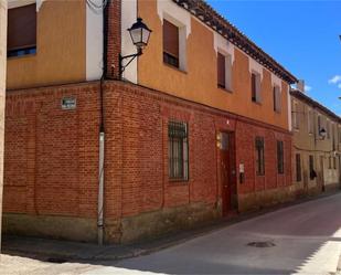 Vista exterior de Casa adosada en venda en Paredes de Nava