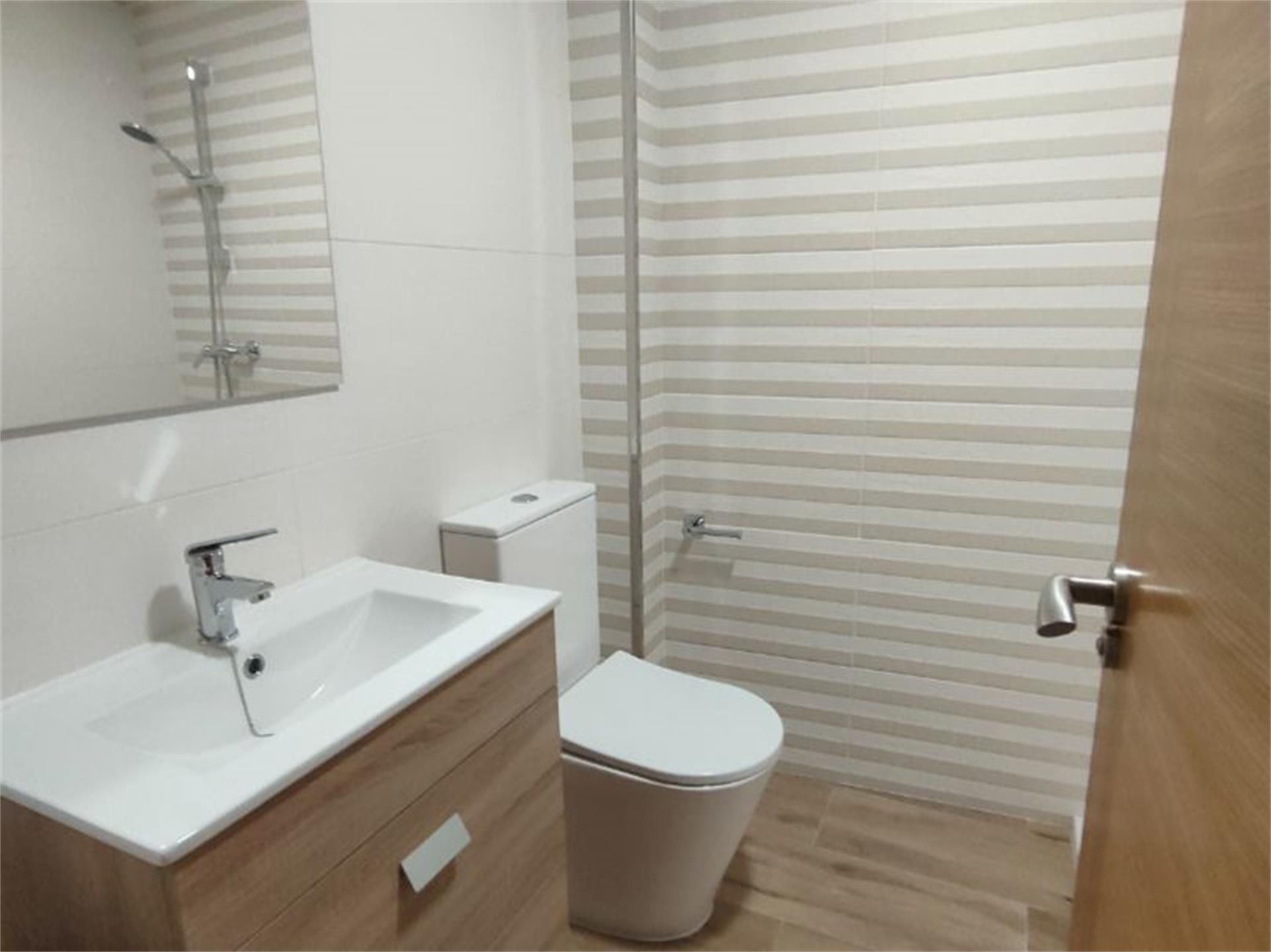 Bany de Pis en venda en O Carballiño   amb Calefacció, Parquet i Terrassa