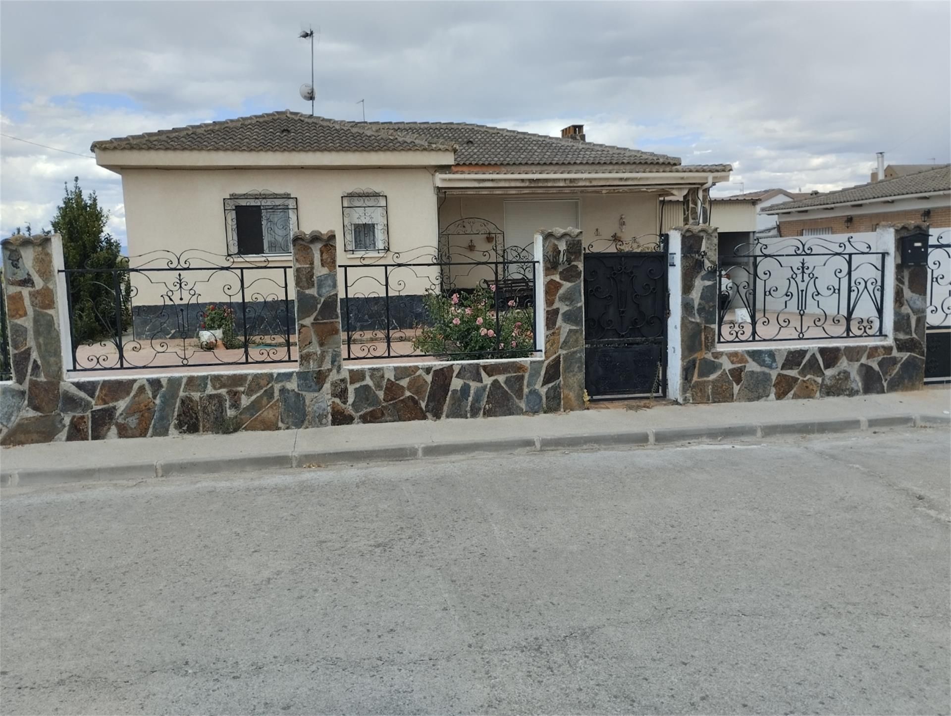 Exterior view of House or chalet for sale in Calera y Chozas  with Air Conditioner, Heating and Private garden