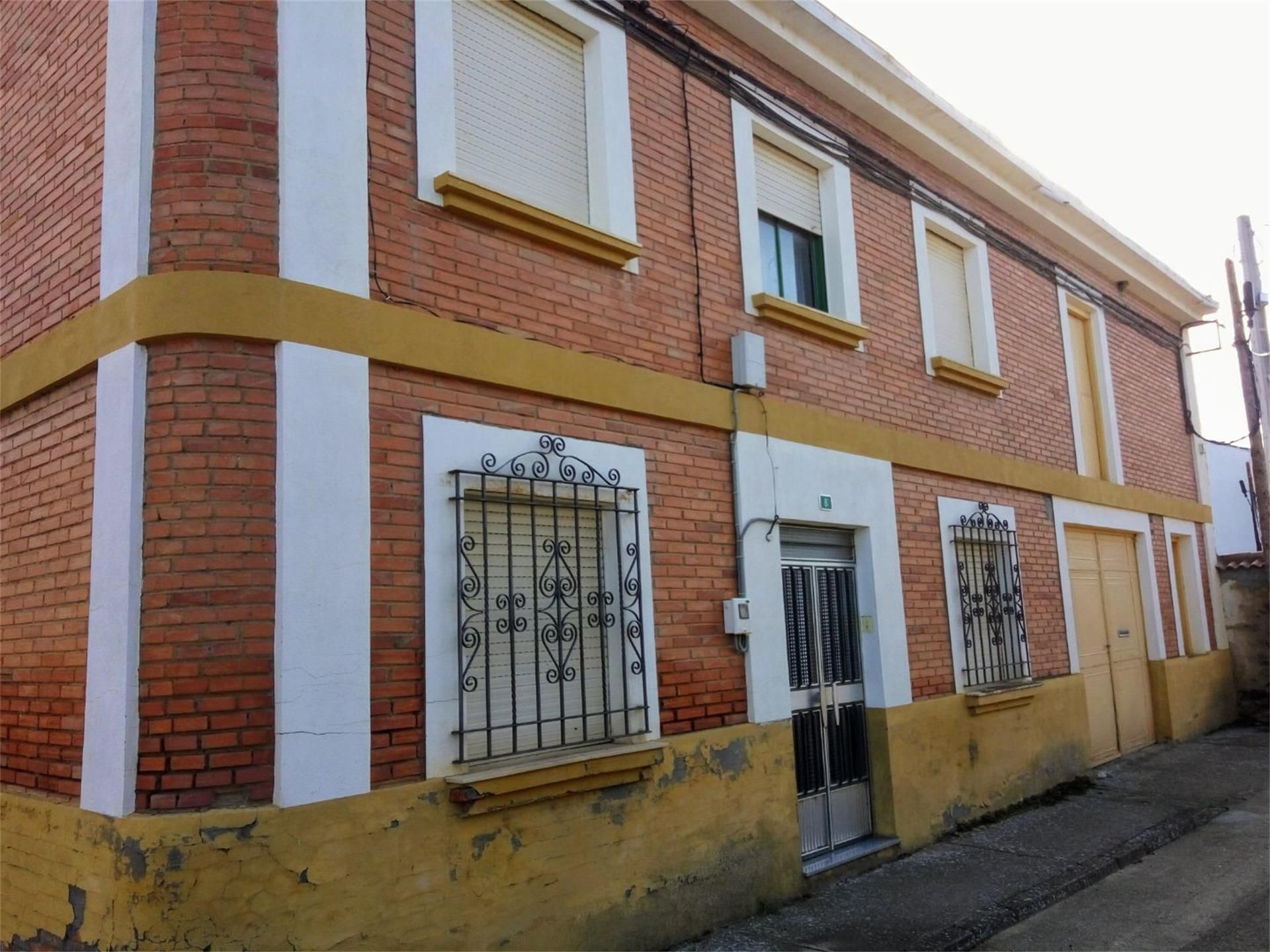 Vista exterior de Casa o xalet en venda en Villamontán de la Valduerna amb Terrassa i Balcó