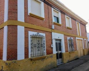 Vista exterior de Casa o xalet en venda en Villamontán de la Valduerna amb Terrassa i Balcó