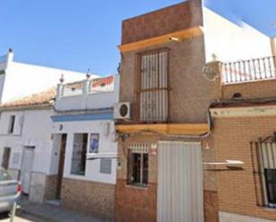 Vista exterior de Casa adosada en venda en La Rinconada amb Aire condicionat, Terrassa i Balcó