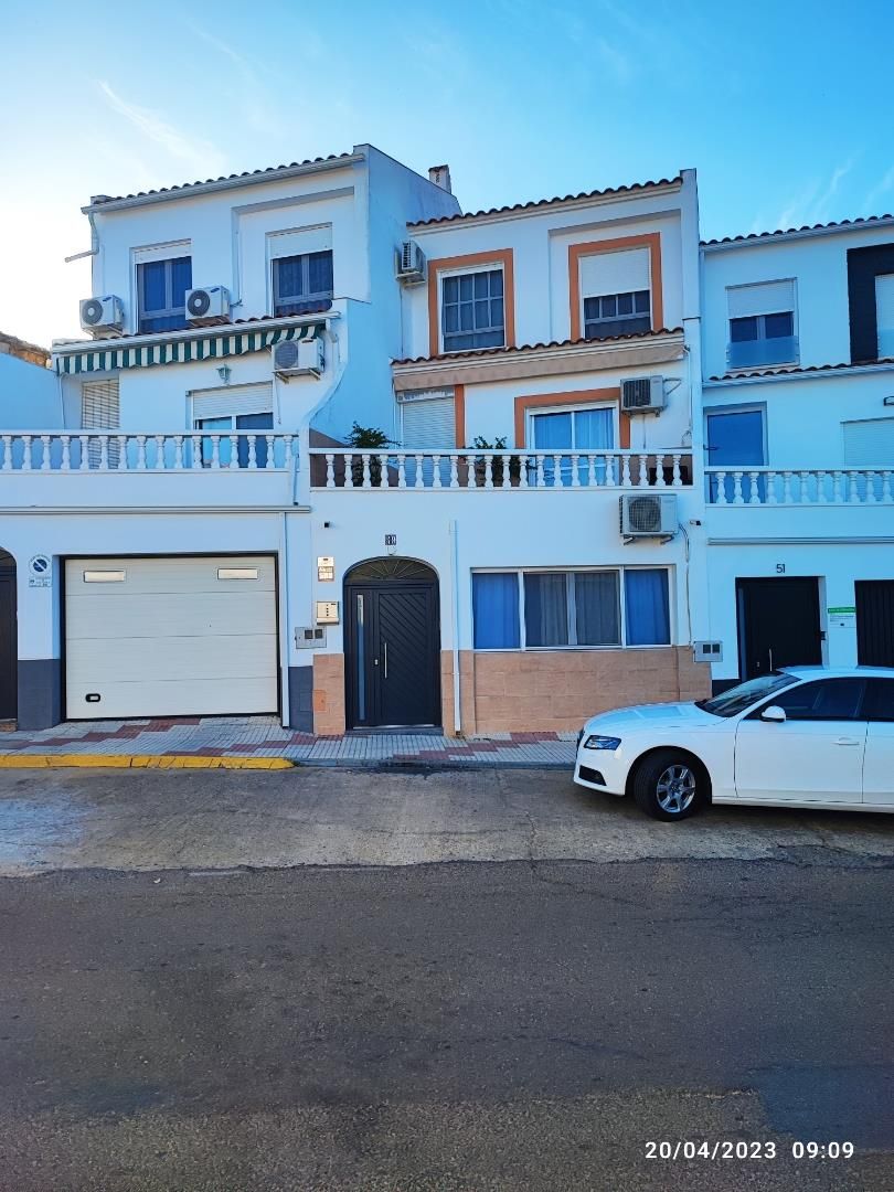 Vista exterior de Casa adosada en venta en Castuera con Aire acondicionado, Terraza y Amueblado
