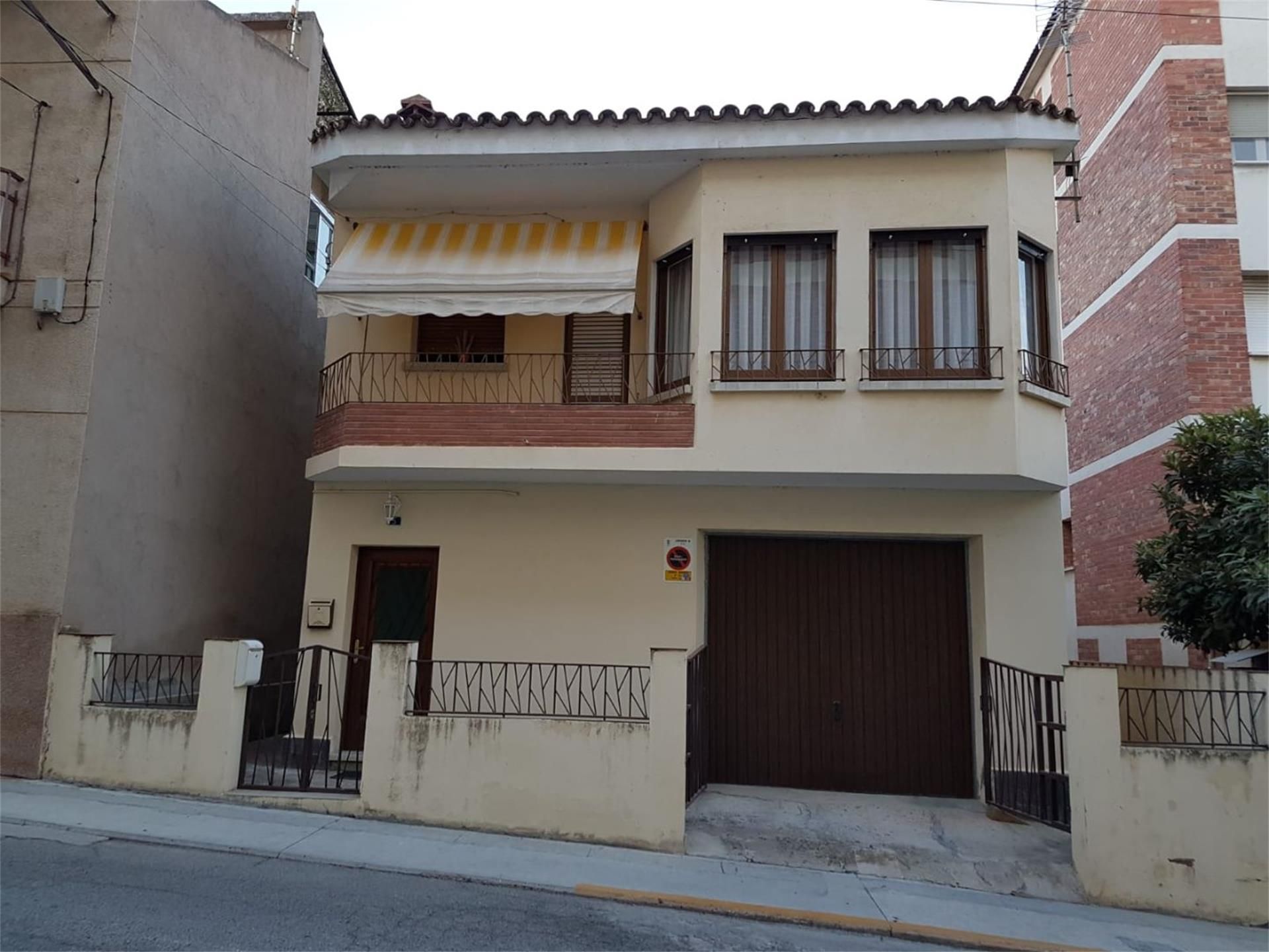 Vista exterior de Casa o xalet en venda en Flix amb Terrassa i Balcó