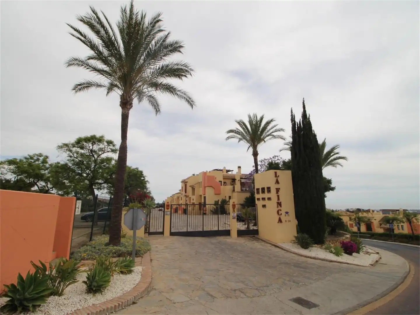 Pis en venda a Urbanizacion Torre Esteril, Los Arqueros - Puerto del Almendro Vista exterior de Pis en venda en Benahavís amb Aire condicionat, Calefacció i Jardí privat