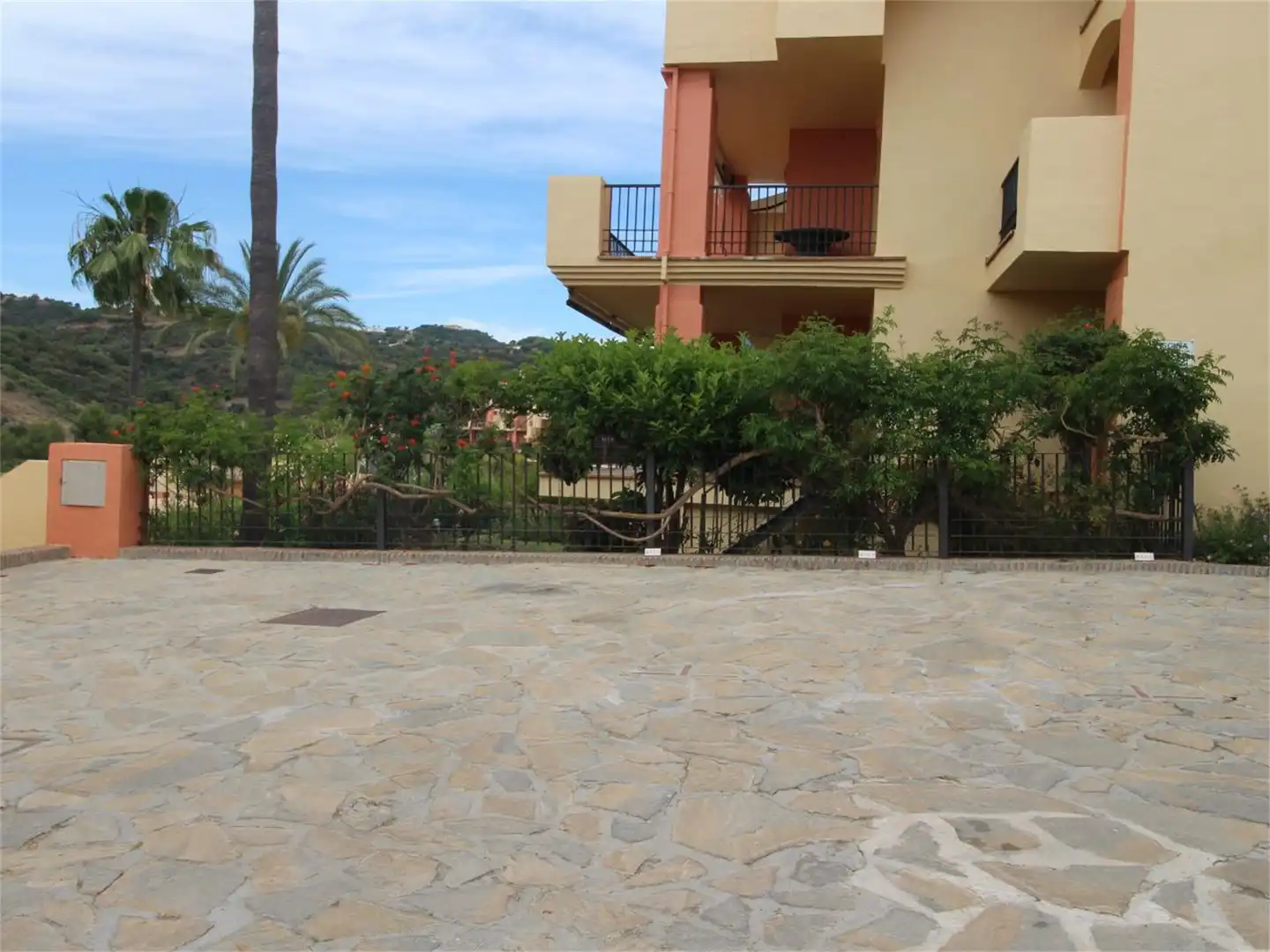 Pis en venda a Urbanizacion Torre Esteril, Los Arqueros - Puerto del Almendro Vista exterior de Pis en venda en Benahavís amb Aire condicionat, Calefacció i Jardí privat