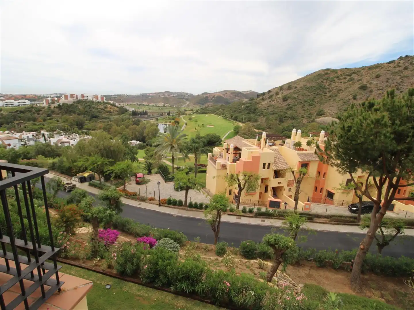 Pis en venda a Urbanizacion Torre Esteril, Los Arqueros - Puerto del Almendro Vista exterior de Pis en venda en Benahavís amb Aire condicionat, Calefacció i Jardí privat