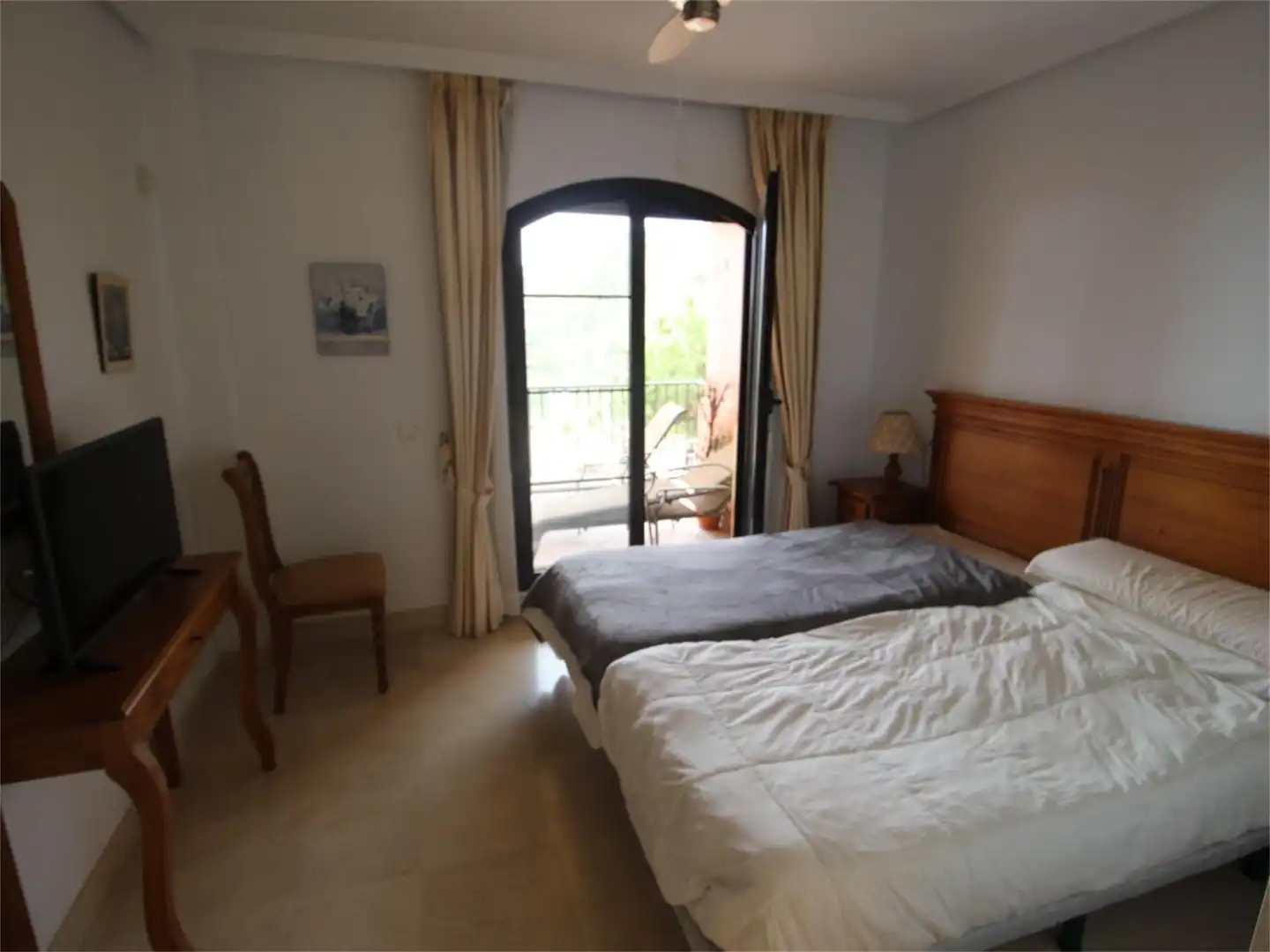 Pis en venda a Urbanizacion Torre Esteril, Los Arqueros - Puerto del Almendro Dormitori de Pis en venda en Benahavís amb Aire condicionat, Calefacció i Jardí privat