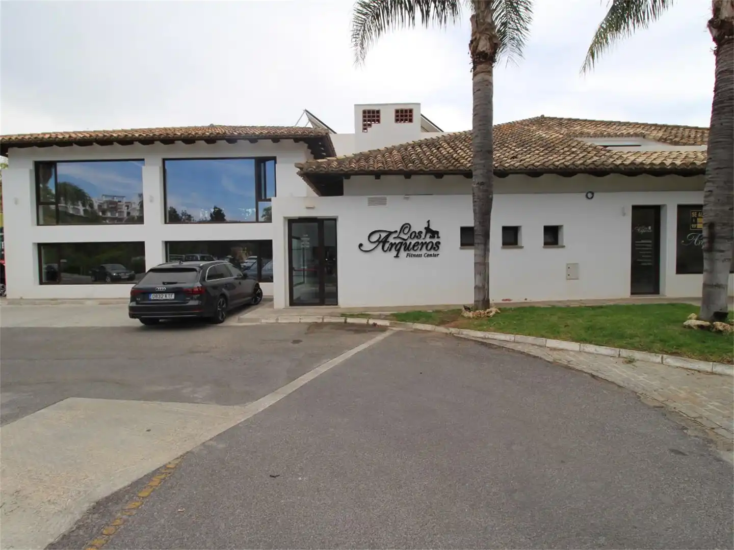 Pis en venda a Urbanizacion Torre Esteril, Los Arqueros - Puerto del Almendro Vista exterior de Pis en venda en Benahavís amb Aire condicionat, Calefacció i Jardí privat