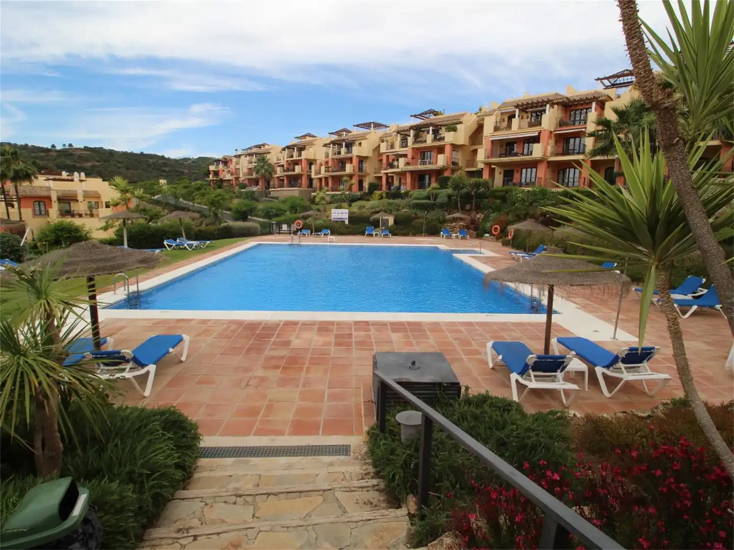 Pis en venda a Urbanizacion Torre Esteril, Los Arqueros - Puerto del Almendro Vista exterior de Pis en venda en Benahavís amb Aire condicionat, Calefacció i Jardí privat
