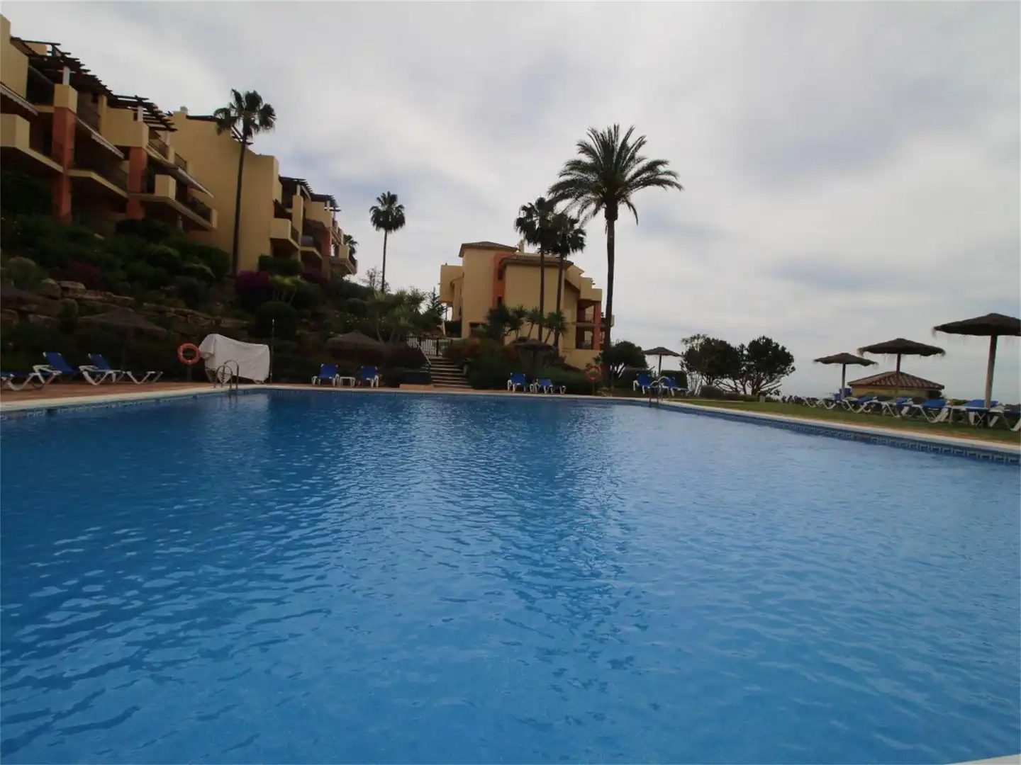 Pis en venda a Urbanizacion Torre Esteril, Los Arqueros - Puerto del Almendro Piscina de Pis en venda en Benahavís amb Aire condicionat, Calefacció i Jardí privat