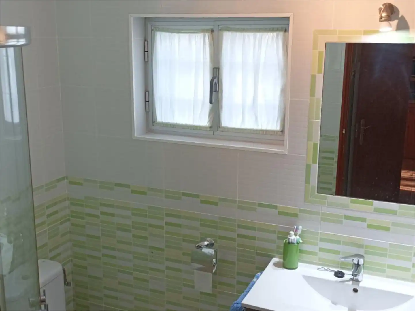 Houses for sale in Calle San Vicente, 19, El Higuerón Bathroom of Houses for sale in Córdoba with Air Conditioner, Heating and Private garden