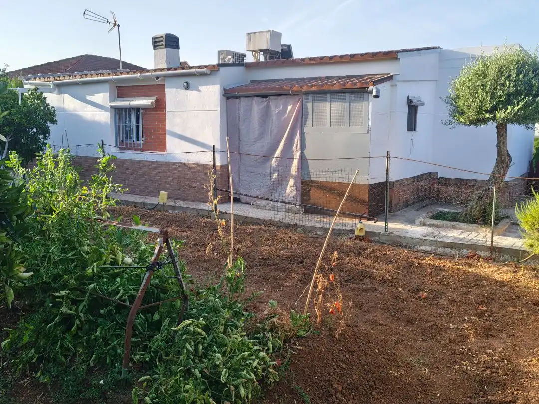 Pis en venda a Calle San Vicente, 19, El Higuerón Vista exterior de Pis en venda en Córdoba amb Aire condicionat, Calefacció i Jardí privat
