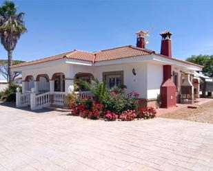 Vista exterior de Casa o xalet en venda en Carmona amb Aire condicionat, Terrassa i Piscina