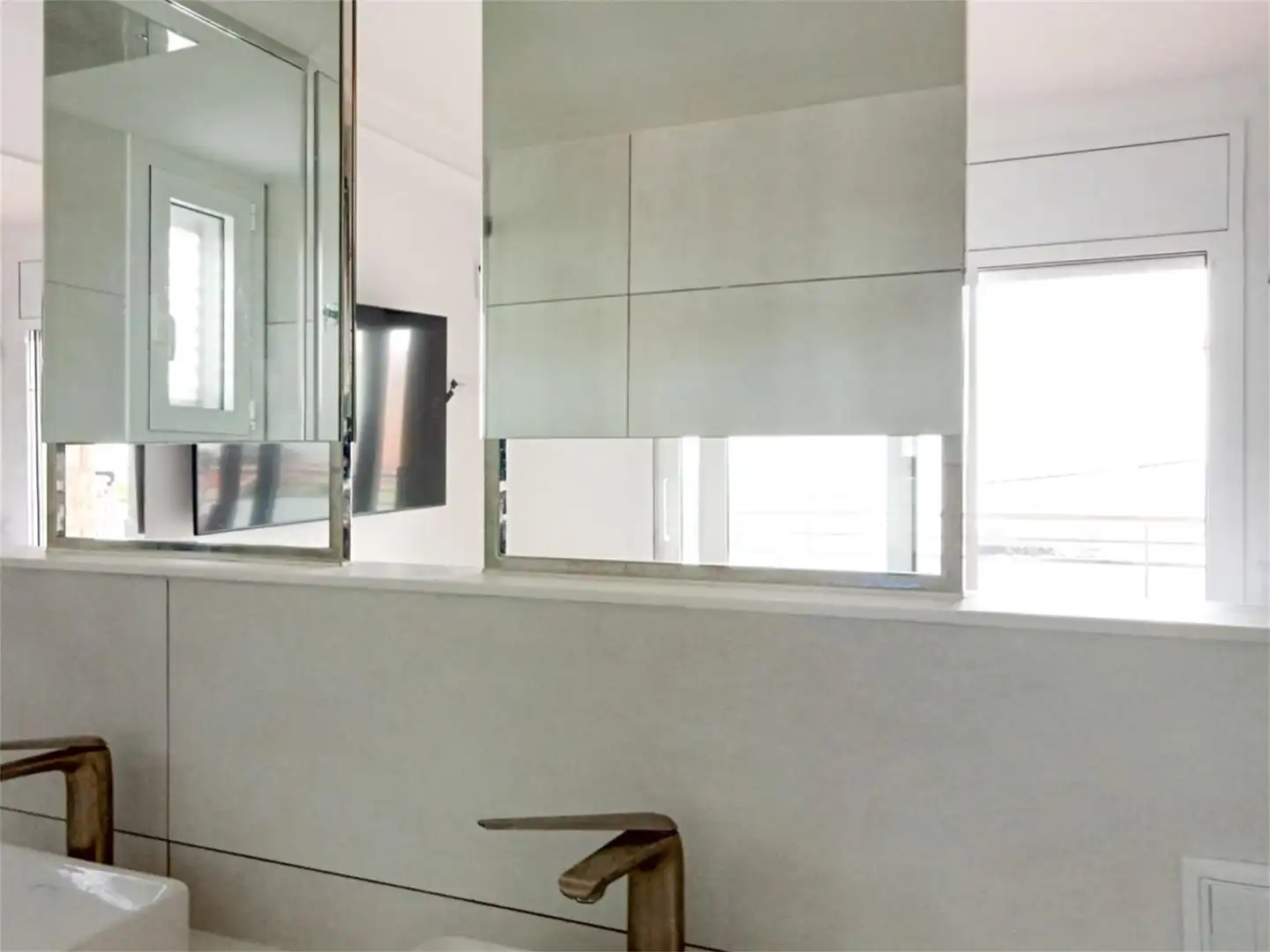 Flat for rent in Passeig de la Marina, 316, Castelldefels Bathroom of Flat for rent in Castelldefels with Air Conditioner, Terrace and Storage room