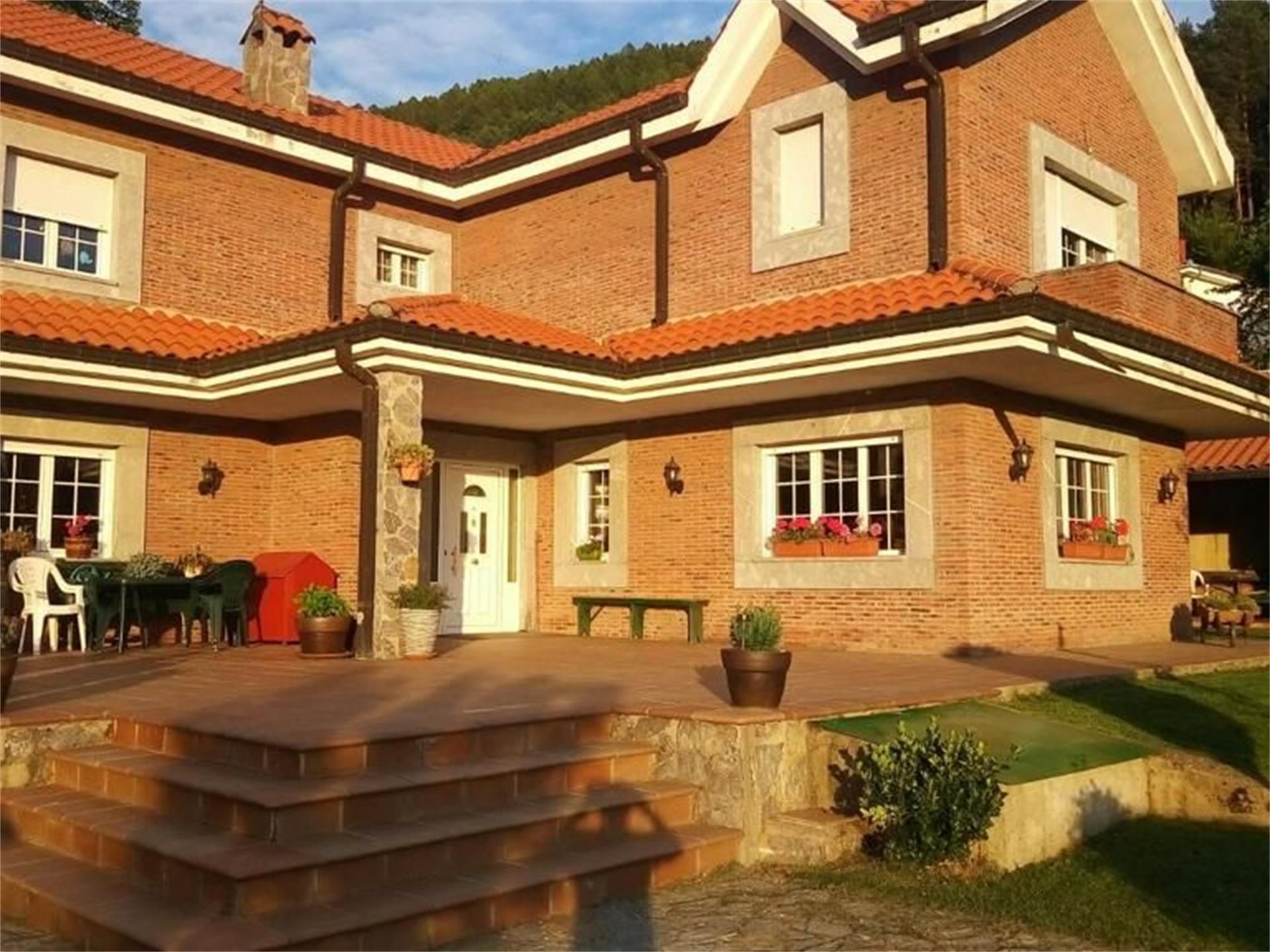 Vista exterior de Casa o xalet en venda en Cistierna amb Calefacció, Jardí privat i Terrassa