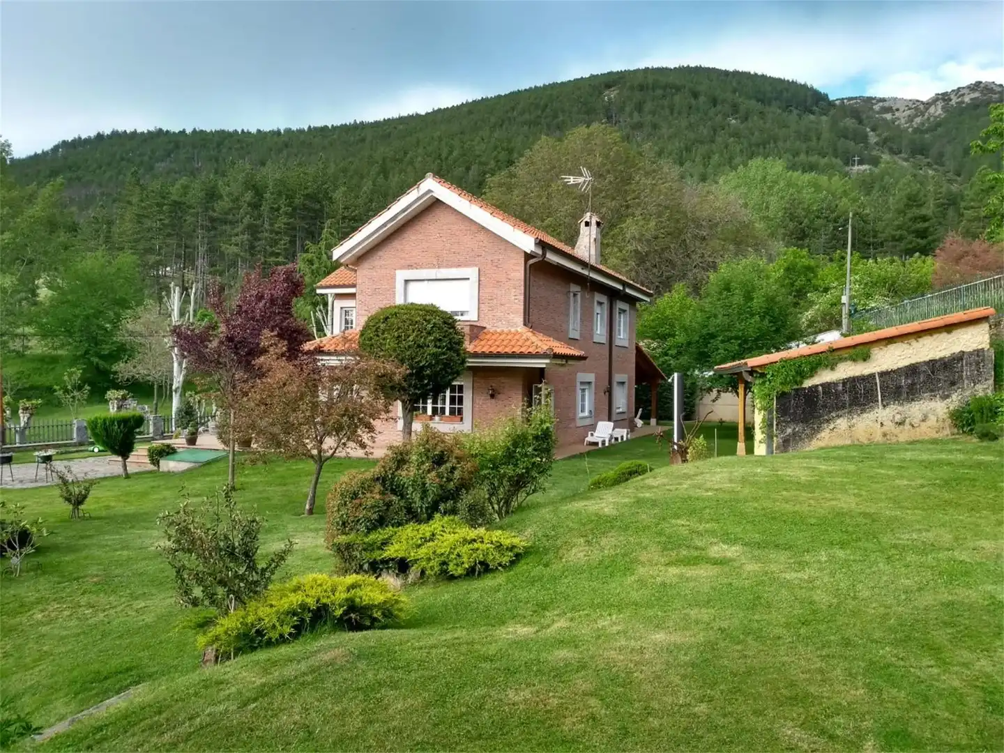 Casa o chalet en venta en Calle Parque Infantil, 28, Cistierna Jardín de Casa o chalet en venta en Cistierna con Terraza y Balcón