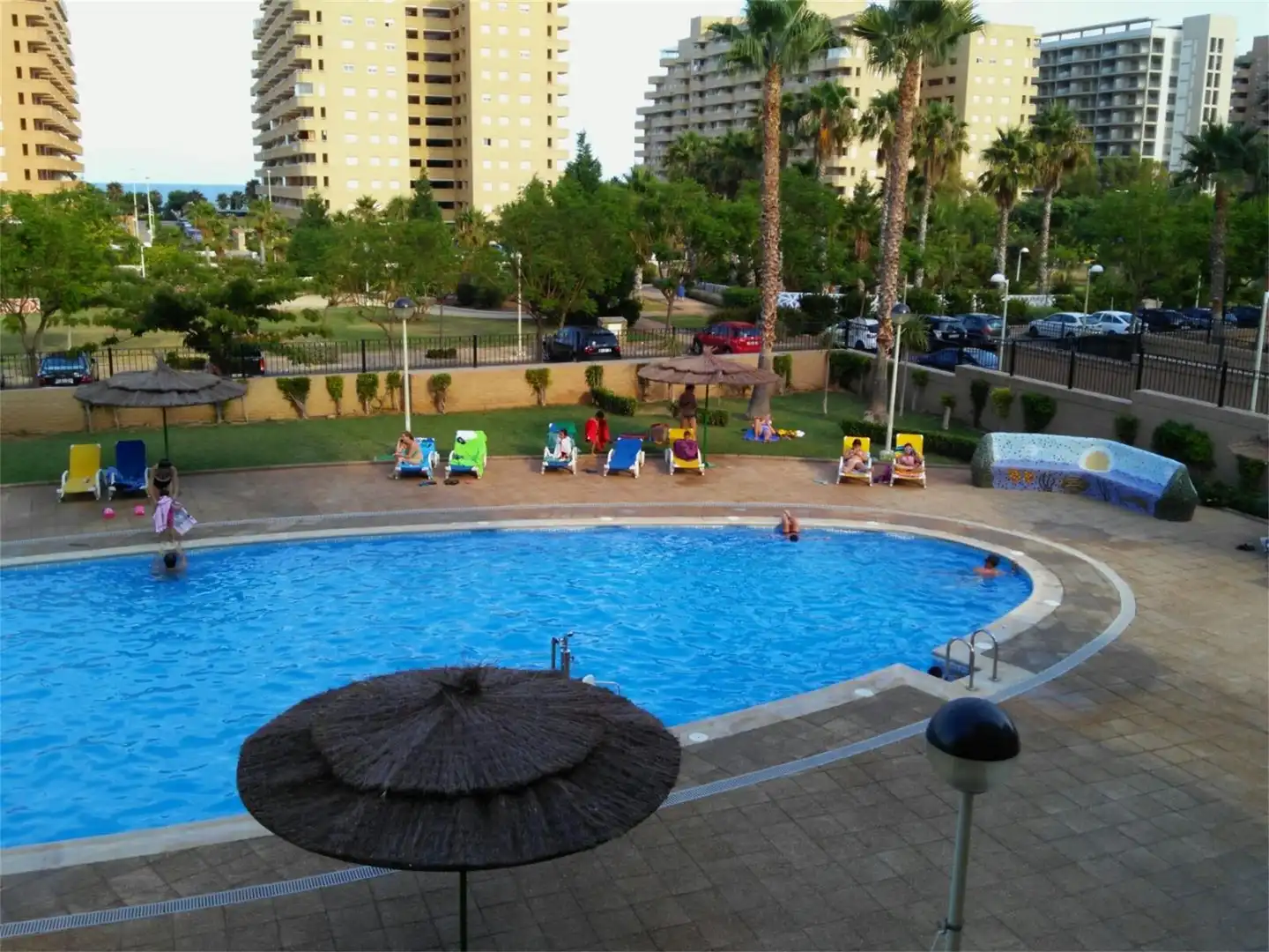 Schwimmbecken von Wohnungen zum Verkauf in Oropesa del Mar / Orpesa mit Klimaanlage, Terrasse und Schwimmbad