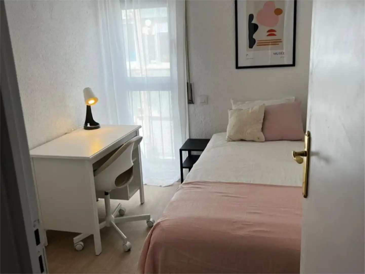 Habitación de Piso para compartir en Barcelona con Calefacción, Parquet y Amueblado