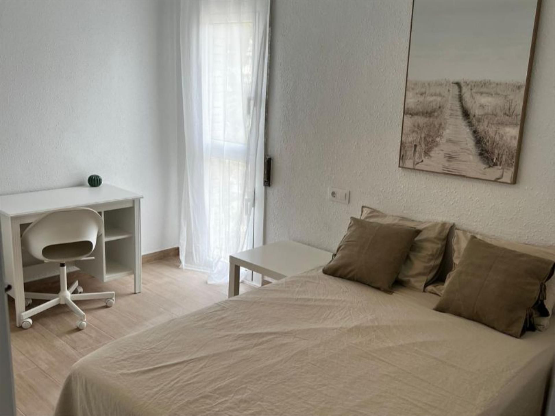 Bedroom of Flat to share in  Barcelona Capital  with Heating, Parquet flooring and Furnished